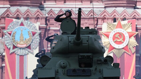 El legendario T-34 encabezó la columna mecanizada en la Plaza Roja. En total, 183 unidades de equipo militar participaron en el desfile. - Sputnik Mundo