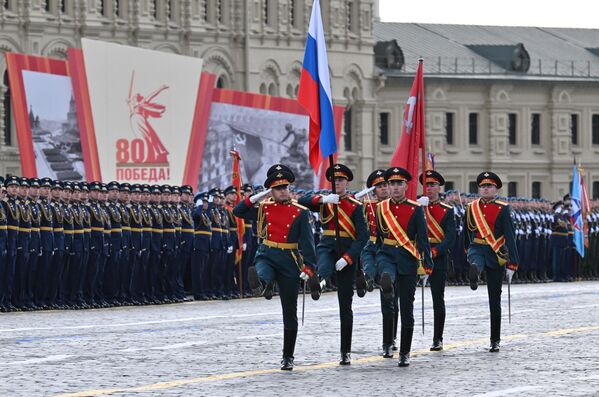 Soldados del Regimiento Preobrazhenski entraron con la Bandera de la Victoria a la Plaza Roja. Esta bandera escarlata, izada en la primavera de 1945 sobre el Reichstag de Berlín, se convirtió para el pueblo ruso en el símbolo principal de la Victoria sobre el fascismo. Soldados del Regimiento Preobrazhenski entraron con la Bandera de la Victoria a la Plaza Roja. Esta bandera escarlata, izada en la primavera de 1945 sobre el Reichstag de Berlín, se convirtió para el pueblo ruso en el símbolo principal de la Victoria sobre el fascismo. - Sputnik Mundo