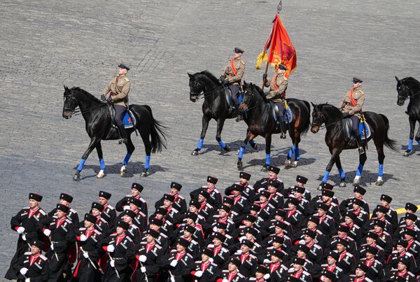 Por la Plaza Roja, con el uniforme de los soldados de caballería de los años de la Segunda Guerra Mundial, desfila la escolta honoraria del Regimiento Presidencial del Servicio Federal de Seguridad de Rusia. Las unidades de caballería participaron en todas las batallas importantes de la Gran Guerra Patria, liberando Viena, Berlín y Praga. Por la Plaza Roja, con el uniforme de los soldados de caballería de los años de la Segunda Guerra Mundial, desfila la escolta honoraria del Regimiento Presidencial del Servicio Federal de Seguridad de Rusia. Las unidades de caballería participaron en todas las batallas importantes de la Gran Guerra Patria, liberando Viena, Berlín y Praga. - Sputnik Mundo
