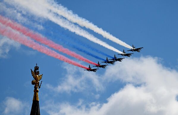 El desfile por el Día de la Victoria finaliza con el vuelo de los destacamentos aéreos. Seis aviones Su-25 completaron la formación del desfile, pintando el cielo de Moscú con los colores de la bandera nacional rusa. El desfile por el Día de la Victoria finaliza con el vuelo de los destacamentos aéreos. Seis aviones Su-25 completaron la formación del desfile, pintando el cielo de Moscú con los colores de la bandera nacional rusa. - Sputnik Mundo