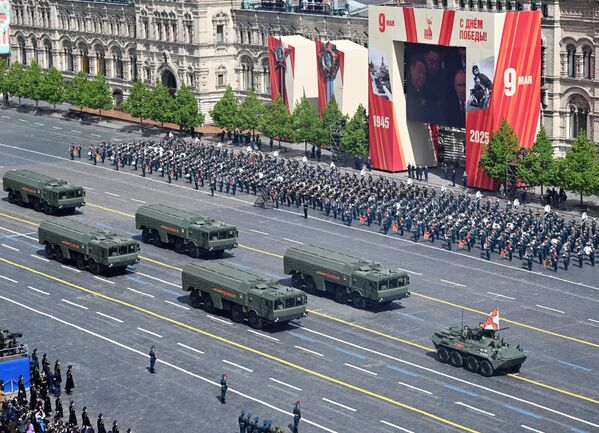 Los espectadores en la Plaza Roja pudieron ver sistemas antiaéreos S-400, sistemas de misiles Iskander, vehículos de transporte Tigr-M, tanques T-90M Proryv, T-72B3M y T-80BVM, así como sistemas autopropulsados pesados de artillería Msta-S, entre otros. Los espectadores en la Plaza Roja pudieron ver sistemas antiaéreos S-400, sistemas de misiles Iskander, vehículos de transporte Tigr-M, tanques T-90M Proryv, T-72B3M y T-80BVM, así como sistemas autopropulsados pesados de artillería Msta-S, entre otros. - Sputnik Mundo