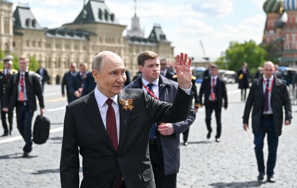 La multitud coreó "¡Rusia! ¡Rusia!", mientras el presidente ruso se retiraba de la Plaza Roja tras el desfile dedicado al 80.º aniversario de la Victoria sobre el nazismo. La multitud coreó "¡Rusia! ¡Rusia!", mientras el presidente ruso se retiraba de la Plaza Roja tras el desfile dedicado al 80.º aniversario de la Victoria sobre el nazismo. - Sputnik Mundo