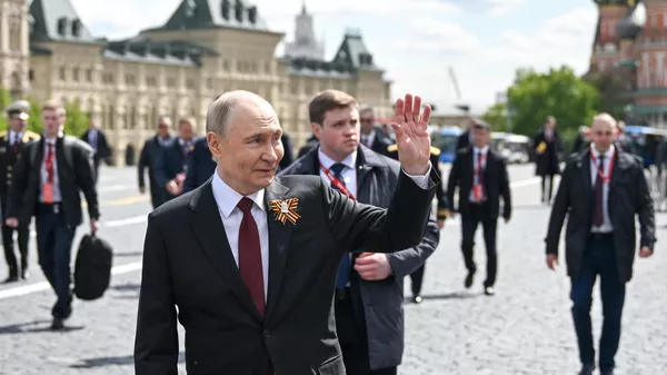 Vladimir Putin recibió una ovación de pie en su paso por la Plaza Roja  - Sputnik Mundo