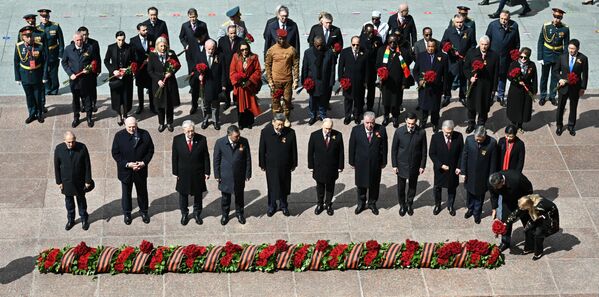 Tras el desfile de la Victoria en la Plaza Roja, el jefe de Estado ruso y los invitados extranjeros se dirigieron al jardín Alexándrovski, donde ante la Llama Eterna honraron la memoria de los soldados caídos con un minuto de silencio. Tras el desfile de la Victoria en la Plaza Roja, el jefe de Estado ruso y los invitados extranjeros se dirigieron al jardín Alexándrovski, donde ante la Llama Eterna honraron la memoria de los soldados caídos con un minuto de silencio. - Sputnik Mundo