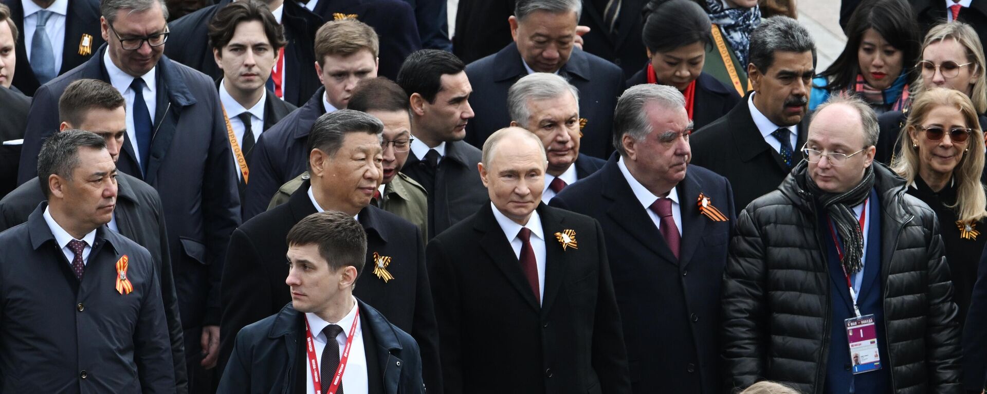 Tras el desfile de la Victoria en la Plaza Roja, el jefe de Estado ruso y los invitados extranjeros se dirigieron al jardín Alexándrovski  - Sputnik Mundo, 1920, 09.05.2025