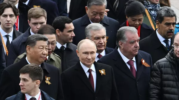 Tras el desfile de la Victoria en la Plaza Roja, el jefe de Estado ruso y los invitados extranjeros se dirigieron al jardín Alexándrovski  - Sputnik Mundo
