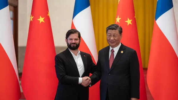 Los presidentes de Chile, Gabriel Boric, y de China, Xi Jinping, durante un encuentro bilateral en 2023 en Pekín - Sputnik Mundo