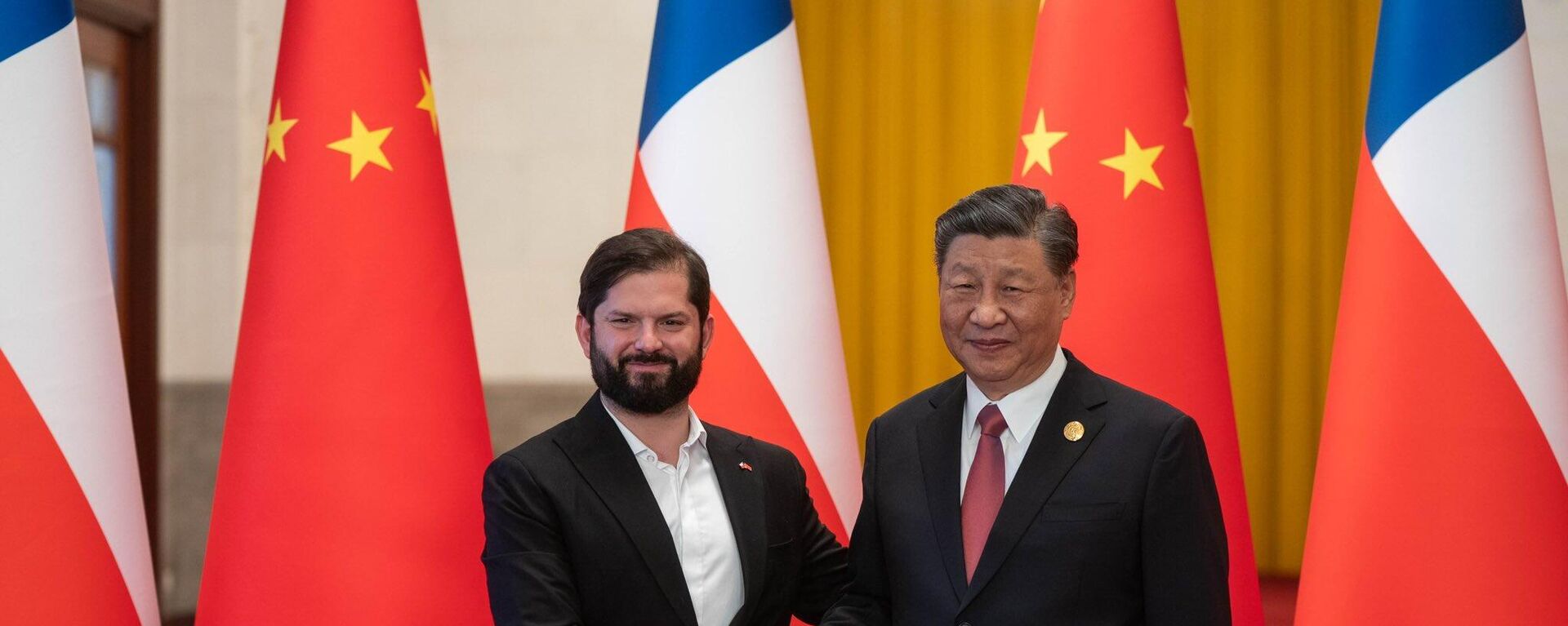 Los presidentes de Chile, Gabriel Boric, y de China, Xi Jinping, durante un encuentro bilateral en 2023 en Pekín - Sputnik Mundo, 1920, 30.05.2025