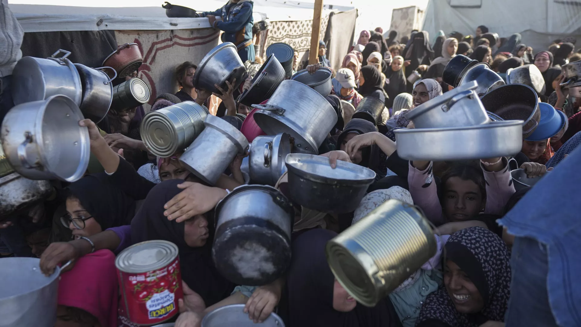 Mujeres palestinas en espera de alimentos en el centro de distribución en la ciudad gazatí de Jan Yunis (imagen referencial) - Sputnik Mundo, 1920, 10.05.2025