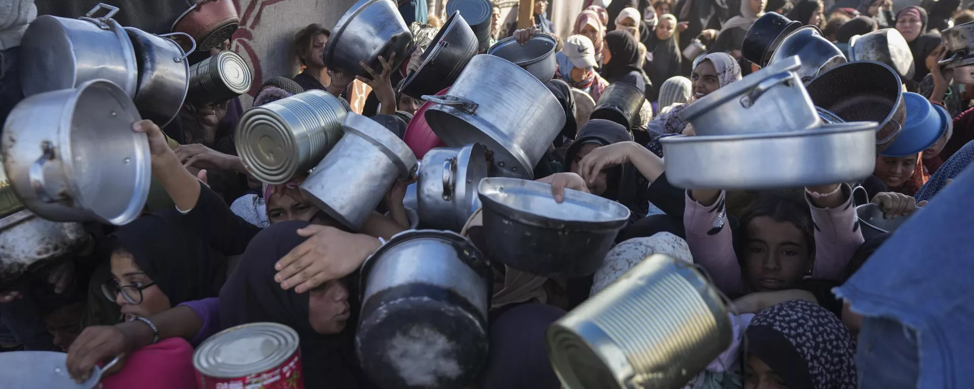 Mujeres palestinas en espera de alimentos en el centro de distribución en la ciudad gazatí de Jan Yunis (imagen referencial) Mujeres palestinas en espera de alimentos en el centro de distribución en la ciudad gazatí de Jan Yunis (imagen referencial) - Sputnik Mundo, 1920, 10.05.2025