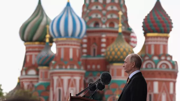 El presidente ruso Vladímir Putin en la Plaza Roja de Moscú, en el 80° aniversario del Día de la Victoria - Sputnik Mundo