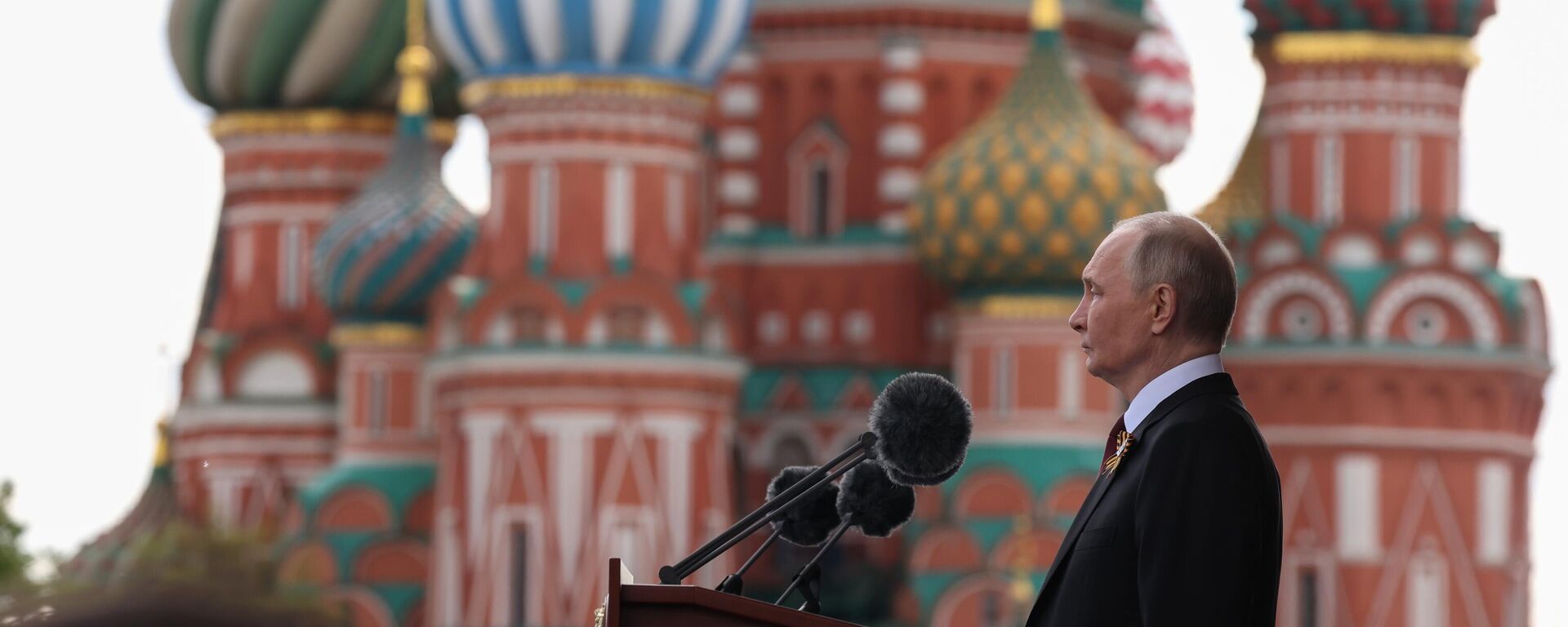 El presidente ruso Vladímir Putin en la Plaza Roja de Moscú, en el 80.° aniversario del Día de la Victoria - Sputnik Mundo, 1920, 10.05.2025