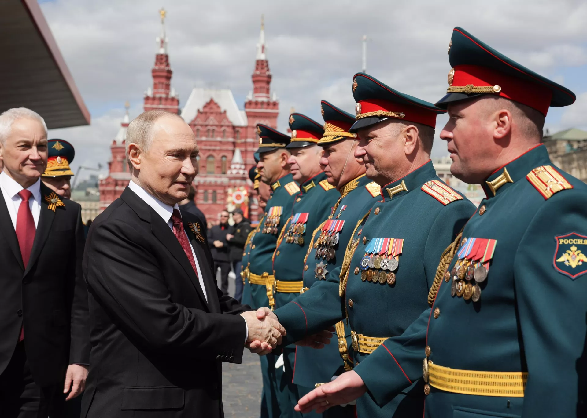 El presidente ruso, Vladímir Putin, en la Plaza Roja de Moscú durante el desfile militar con motivo del 80º aniversario del Día de la Victoria. Rusia celebra el 9 de mayo el 80º aniversario de la Victoria en la Gran Guerra Patria de 1941-1945. Izquierda: el ministro ruso de Defensa, Andrei Belousov. El presidente ruso, Vladímir Putin, en la Plaza Roja de Moscú durante el desfile militar con motivo del 80º aniversario del Día de la Victoria. Rusia celebra el 9 de mayo el 80º aniversario de la Victoria en la Gran Guerra Patria de 1941-1945. Izquierda: el ministro ruso de Defensa, Andrei Belousov. - Sputnik Mundo, 1920, 10.05.2025