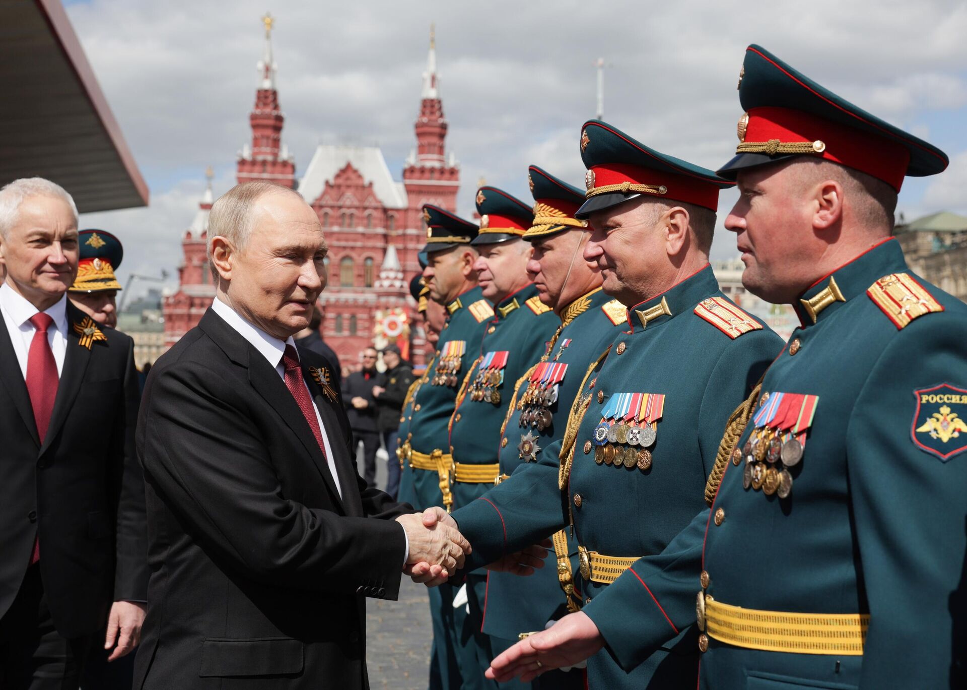 El presidente ruso, Vladímir Putin, en la Plaza Roja de Moscú durante el desfile militar con motivo del 80º aniversario del Día de la Victoria. Rusia celebra el 9 de mayo el 80º aniversario de la Victoria en la Gran Guerra Patria de 1941-1945. Izquierda: el ministro ruso de Defensa, Andrei Belousov. - Sputnik Mundo, 1920, 10.05.2025