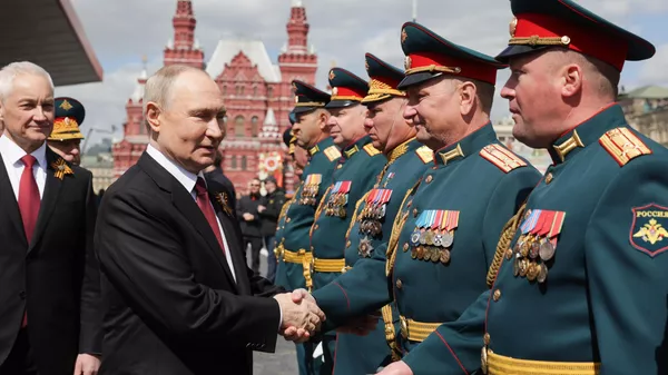 El presidente ruso, Vladímir Putin, en la Plaza Roja de Moscú durante el desfile militar con motivo del 80º aniversario del Día de la Victoria. Rusia celebra el 9 de mayo el 80º aniversario de la Victoria en la Gran Guerra Patria de 1941-1945. Izquierda: el ministro ruso de Defensa, Andrei Belousov. - Sputnik Mundo