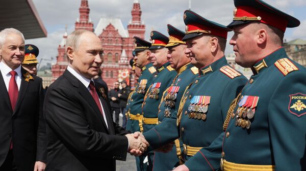 El presidente ruso, Vladímir Putin, en la Plaza Roja de Moscú durante el desfile militar con motivo del 80.º aniversario del Día de la Victoria.  - Sputnik Mundo
