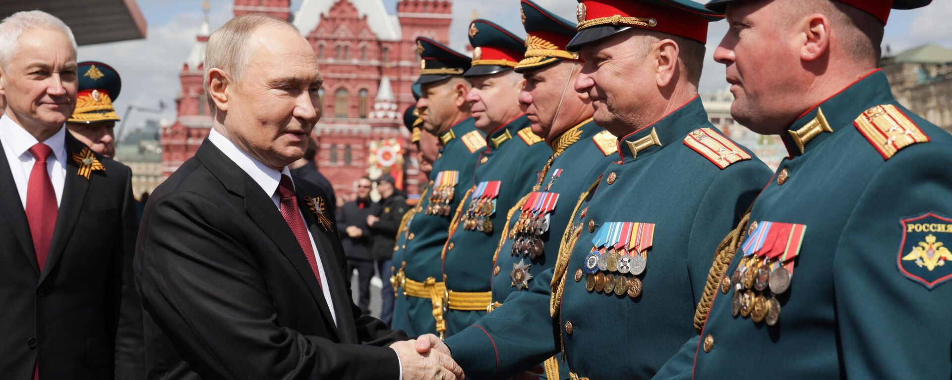 El presidente ruso, Vladímir Putin, en la Plaza Roja de Moscú durante el desfile militar con motivo del 80.º aniversario del Día de la Victoria.  - Sputnik Mundo, 1920, 11.05.2025