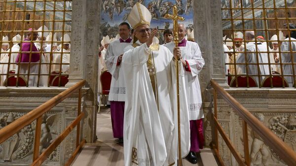 El papa León XIV en su primera misa como pontífice. - Sputnik Mundo