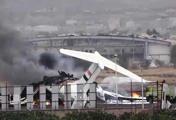 Aviones fuertemente dañados en el aeropuerto internacional de Saná tras un ataque aéreo israelí contra la capital yemení. La aviación militar israelí lanzó el 6 de mayo ataques aéreos contra el aeropuerto en la capital de Yemen, poco después de ordenar la evacuación de los residentes, informó el movimiento Ansarolá. - Sputnik Mundo