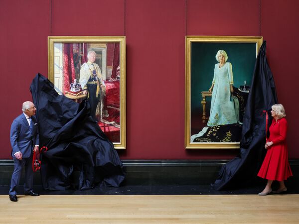 El rey Carlos III y la reina Camila desvelan sus retratos oficiales de la coronación durante una visita a la Galería Nacional en Londres, Reino Unido.  Con motivo del segundo aniversario de su coronación, los reyes desvelaron sus retratos oficiales pintados por Peter Kuhfeld y Paul S. Benney. - Sputnik Mundo