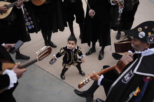 El menor, de un año de edad, Máximo Amezquita baila mientras la banda Estudiantina de la Universidad de Guanajuato ensaya antes de una celebración del Cinco de Mayo en la Plaza del Mariachi en Los Ángeles. - Sputnik Mundo