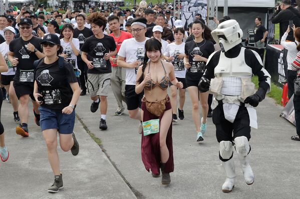 Personas vestidas como personajes de la película Star Wars participan en el maratón Star Wars Run en la ciudad de Nuevo Taipei, Taiwán. - Sputnik Mundo