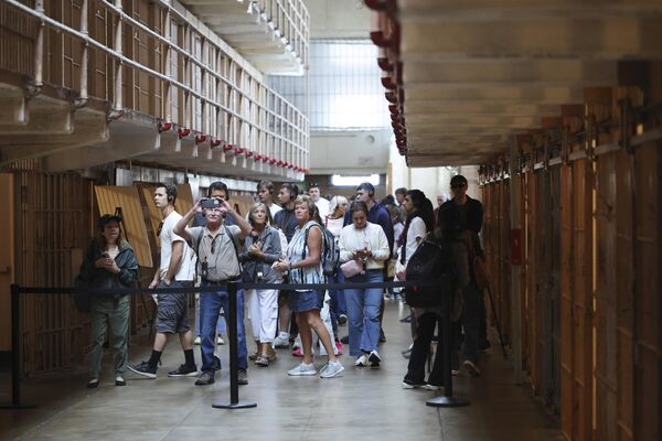 Visitantes recorren las celdas de la prisión de la isla de Alcatraz en San Francisco, EEUU.La cárcel lleva cerrada más de 60 años. Fue, en la primera mitad del siglo XX, la cárcel de máxima seguridad más famosa del país y alojó a algunos de los criminales de mayor perfil de la historia estadounidense. Por el momento, el edificio ha sido transformado en un museo. - Sputnik Mundo