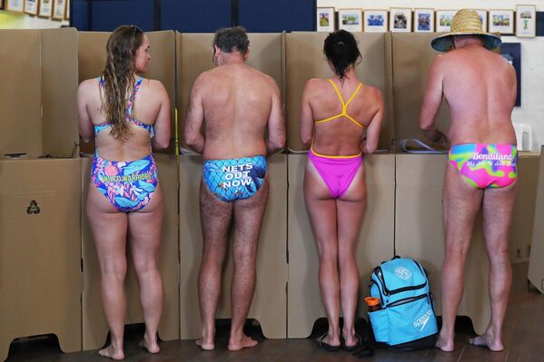 Un grupo de personas deposita su voto en la Playa de Bondi en Sídney, Australia. Aquel día, los australianos acudieron a las urnas para las elecciones federales de 2025, en las que están en juego los 150 escaños de la Cámara de Representantes y 40 de los 76 del Senado. Como resultado, el Partido Laborista Australiano, liderado por Anthony Albanese, fue reelegido para un segundo mandato consecutivo. - Sputnik Mundo