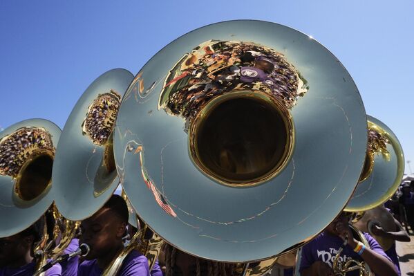 Los músicos y el público se reflejan en las tubas, mientras la banda Marching Crusaders desfilan por el New Orleans Jazz &amp; Heritage Festival en Nueva Orleans. - Sputnik Mundo