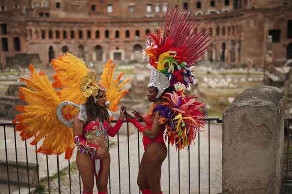 Dos bailarinas brasileñas son fotografiadas cerca del yacimiento arqueológico del Foro Romano, tras participar en un festival local de carnaval en Roma.  - Sputnik Mundo