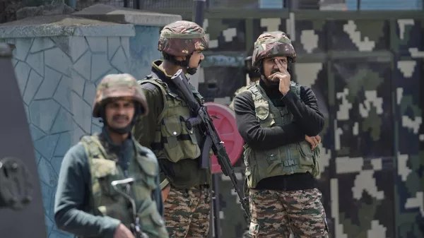 Soldados del Ejército de la India montan guardia en la Cachemira, el 10 de mayo de 2025 - Sputnik Mundo