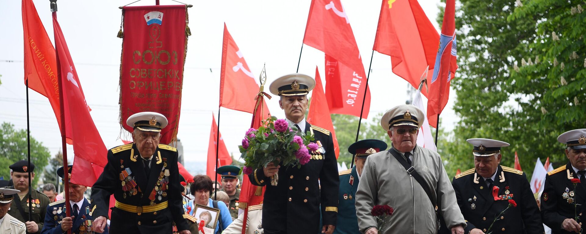 Militares en la ceremonia de colocación de flores y coronas en el monumento de la Llama Eterna en el Parque de la Gloria Militar de Sebastopol en honor del 79º aniversario de la Victoria en la Segunda Guerra Mundial - Sputnik Mundo, 1920, 10.05.2025