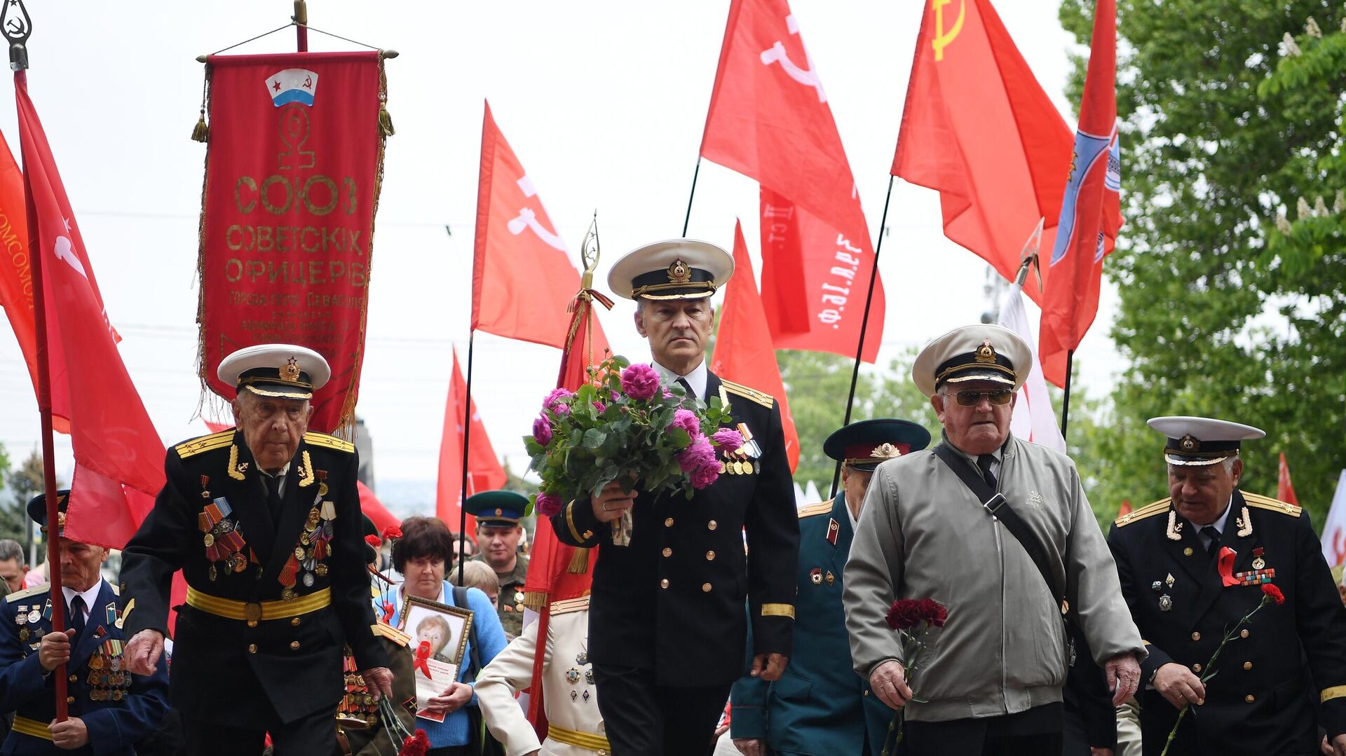 Militares en la ceremonia de colocación de flores y coronas en el monumento de la Llama Eterna en el Parque de la Gloria Militar de Sebastopol en honor del 79º aniversario de la Victoria en la Segunda Guerra Mundial Militares en la ceremonia de colocación de flores y coronas en el monumento de la Llama Eterna en el Parque de la Gloria Militar de Sebastopol en honor del 79º aniversario de la Victoria en la Segunda Guerra Mundial - Sputnik Mundo, 1920, 10.05.2025
