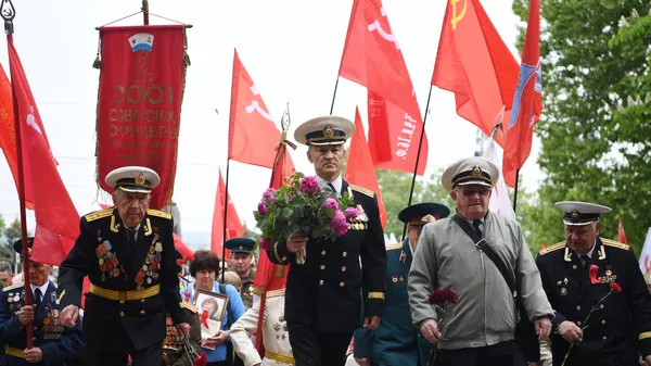 Militares en la ceremonia de colocación de flores y coronas en el monumento de la Llama Eterna en el Parque de la Gloria Militar de Sebastopol en honor del 79º aniversario de la Victoria en la Segunda Guerra Mundial - Sputnik Mundo