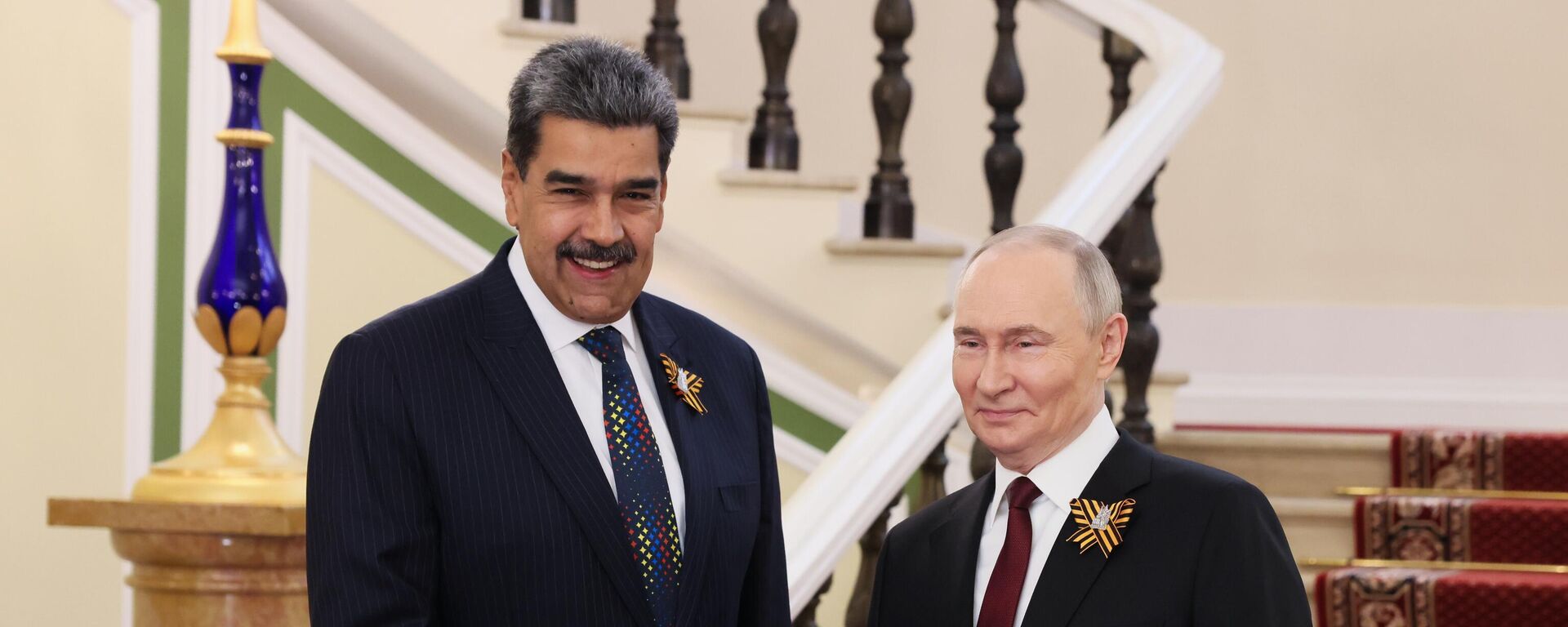 El presidente ruso, Vladímir Putin, y el presidente venezolano, Nicolás Maduro, se reúnen en el Kremlin antes de un desfile militar con motivo del 80.° aniversario del Día de la Victoria - Sputnik Mundo, 1920, 10.05.2025