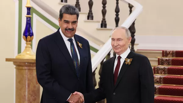 El presidente ruso, Vladímir Putin, y el presidente venezolano, Nicolás Maduro, se reúnen en el Kremlin antes de un desfile militar con motivo del 80 aniversario del Día de la Victoria - Sputnik Mundo