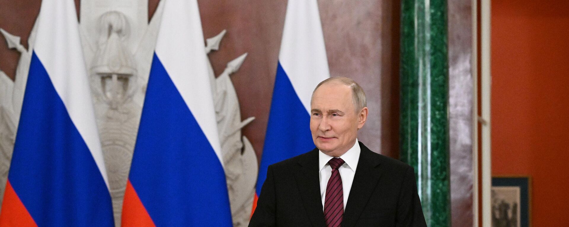 Vladímir Putin, presidente ruso, da rueda de prensa a los representantes de los medios de comunicación rusos y extranjeros, 11 de mayo de 2025  - Sputnik Mundo, 1920, 11.05.2025