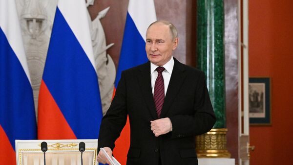 Vladímir Putin, presidente ruso, da rueda de prensa a los representantes de los medios de comunicación rusos y extranjeros, 11 de mayo de 2025  - Sputnik Mundo