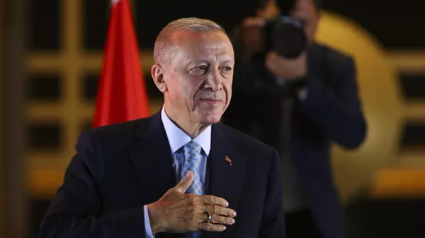 Recep Tayyip Erdogan, presidente turco,  hace un gesto a sus partidarios en el palacio presidencial, en Ankara, Turquía, 28 de mayo de 2023  - Sputnik Mundo