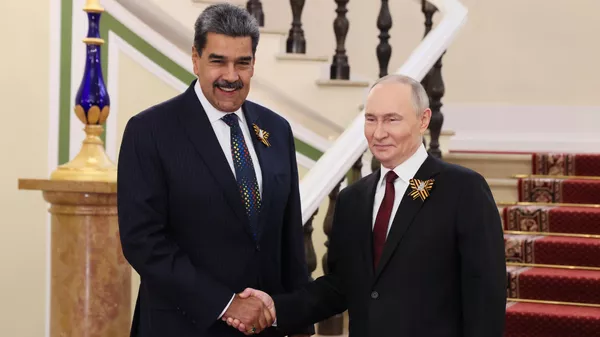 El presidente de Rusia, Vladímir Putin, y su homólogo de Venezuela, Nicolás Maduro, durante una reunión en el Kremlin, el 9 de mayo - Sputnik Mundo