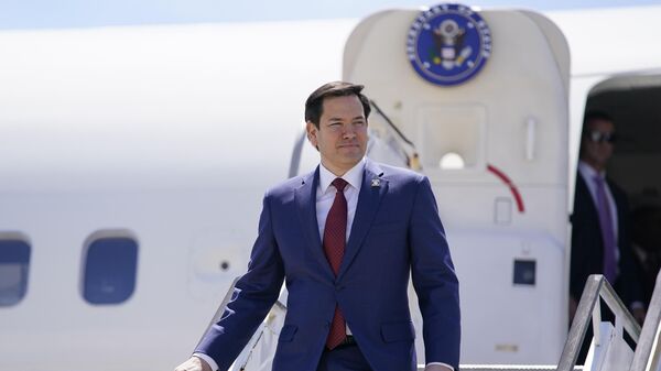 Marco Rubio, secretario de Estado de EEUU, desembarca de un avión a su llegada al Aeropuerto Internacional Norman Manley, en Port Royal, Jamaica,  26 de marzo de 2025 - Sputnik Mundo