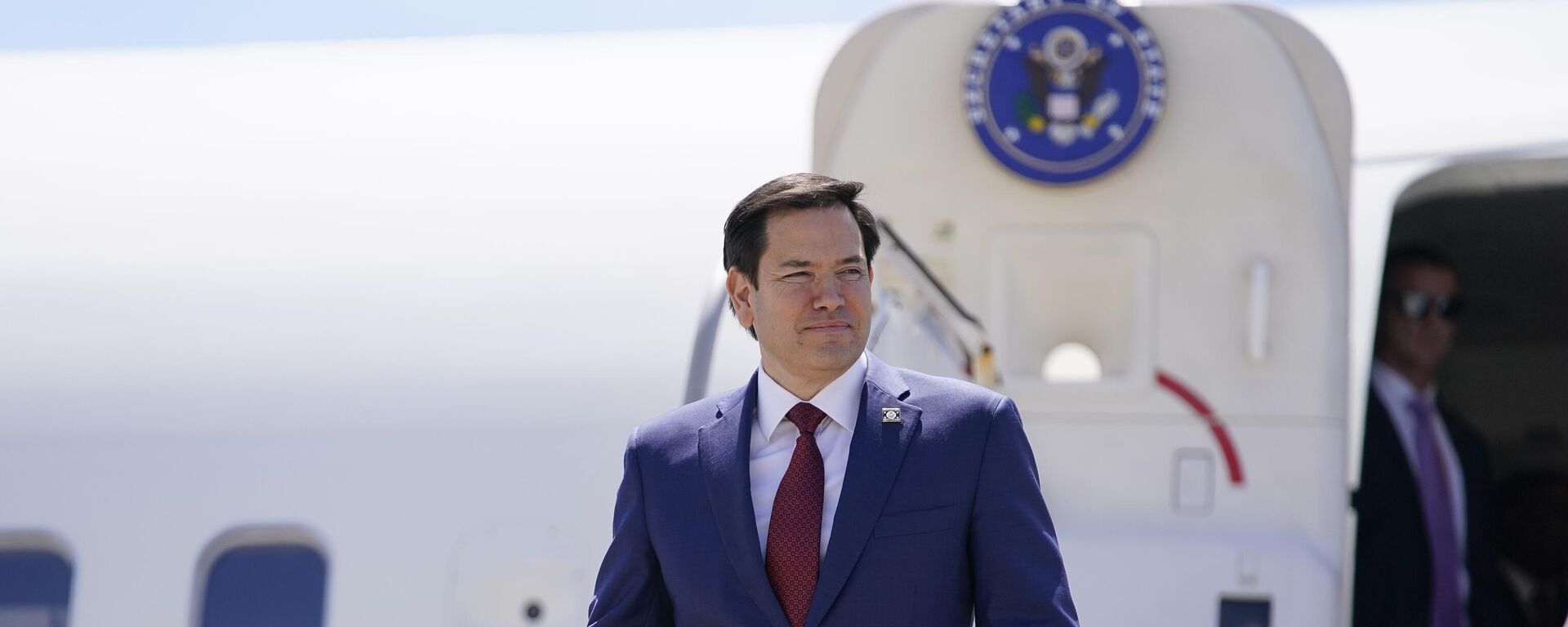 Marco Rubio, secretario de Estado de EEUU, desembarca de un avión a su llegada al Aeropuerto Internacional Norman Manley, en Port Royal, Jamaica,  26 de marzo de 2025 - Sputnik Mundo, 1920, 23.11.2025