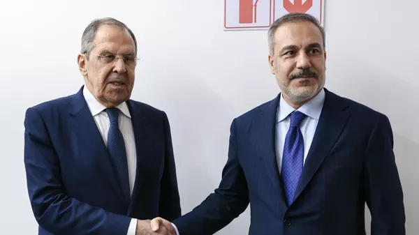 Serguéi Lavrov y Hakan Fidan, cancilleres de Rusia y de Turquía, respectivamente - Sputnik Mundo