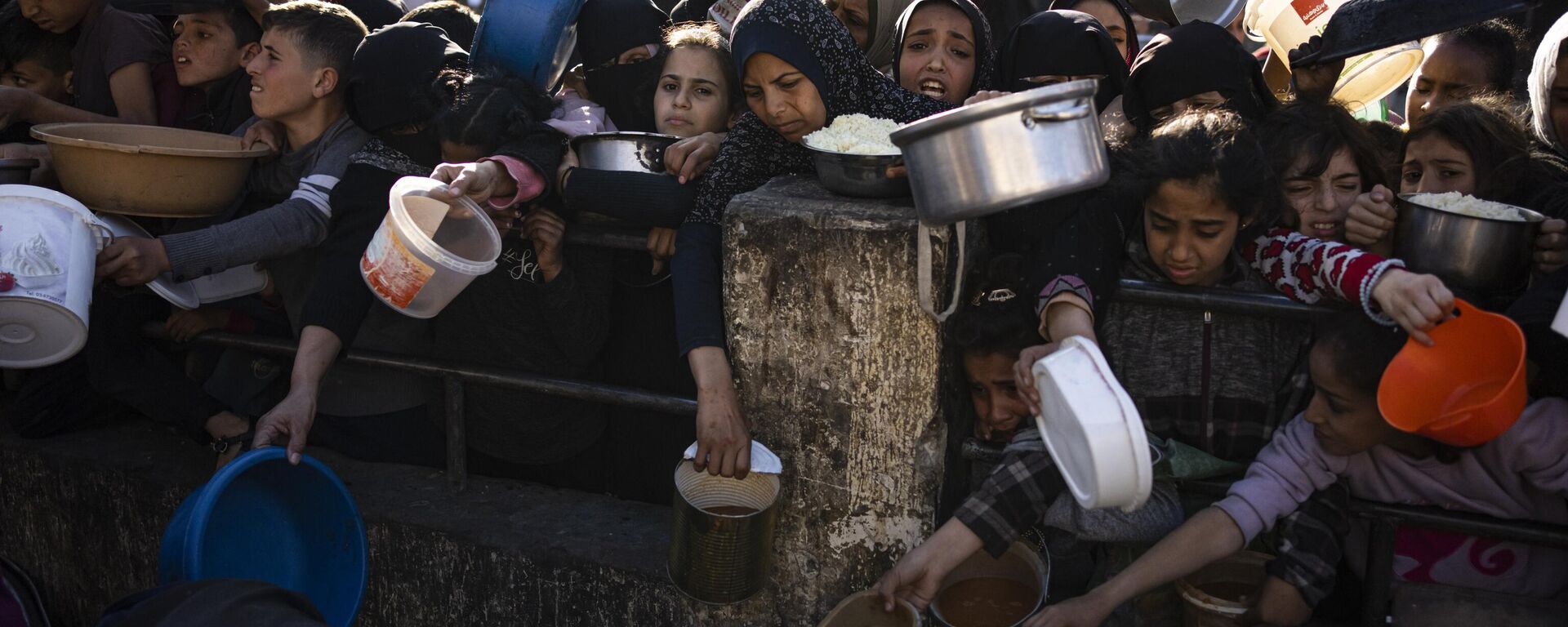 Palestinos hacen fila para recibir una comida gratuita en la ciudad de Rafah, al sur de la Franja de Gaza (archivo) - Sputnik Mundo, 1920, 13.05.2025