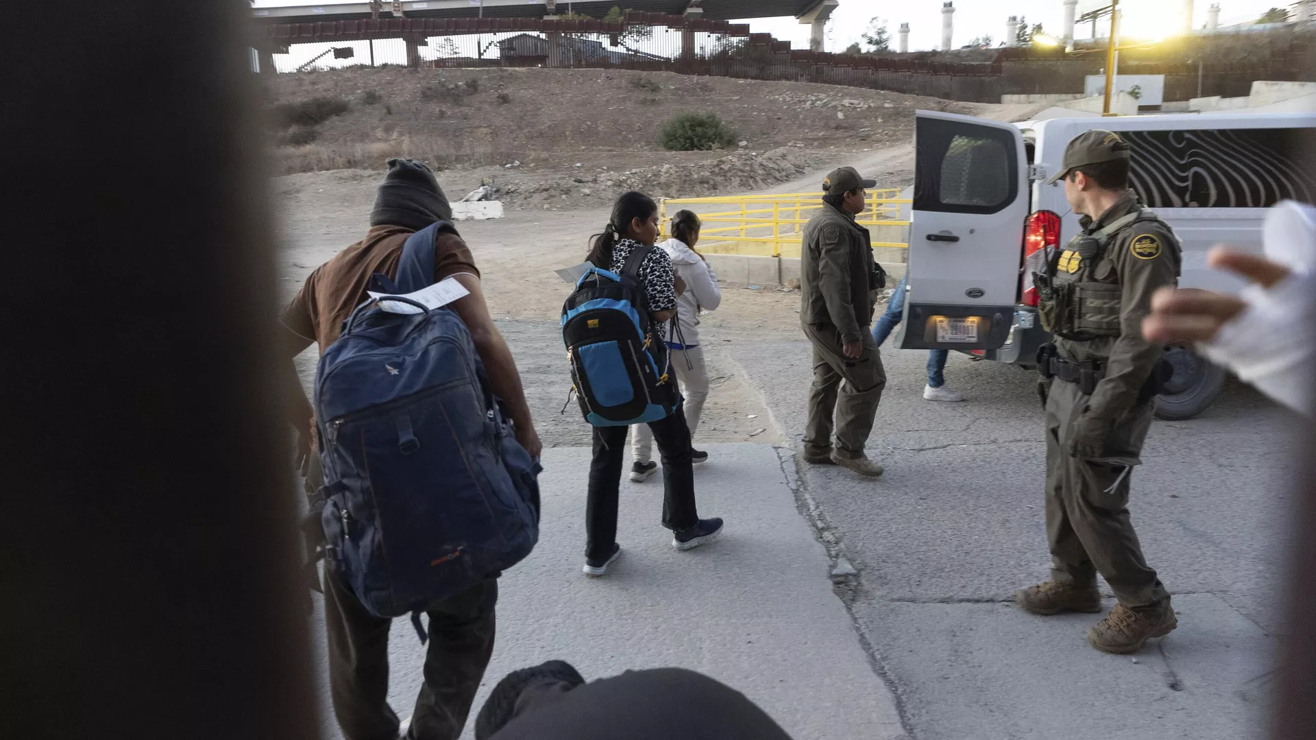 Migrantes se dirigen a una camioneta de la Patrulla Fronteriza tras cruzar irregularmente la frontera estadounidense (archivo) Migrantes se dirigen a una camioneta de la Patrulla Fronteriza tras cruzar irregularmente la frontera estadounidense (archivo) - Sputnik Mundo, 1920, 13.05.2025