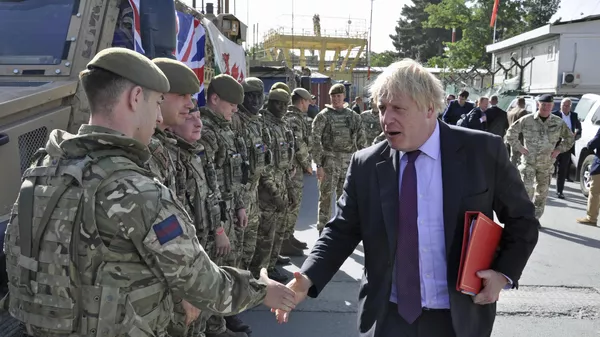 Boris Johnson, exprimer ministro británico, saluda a los militares británicos en Afganistán - Sputnik Mundo