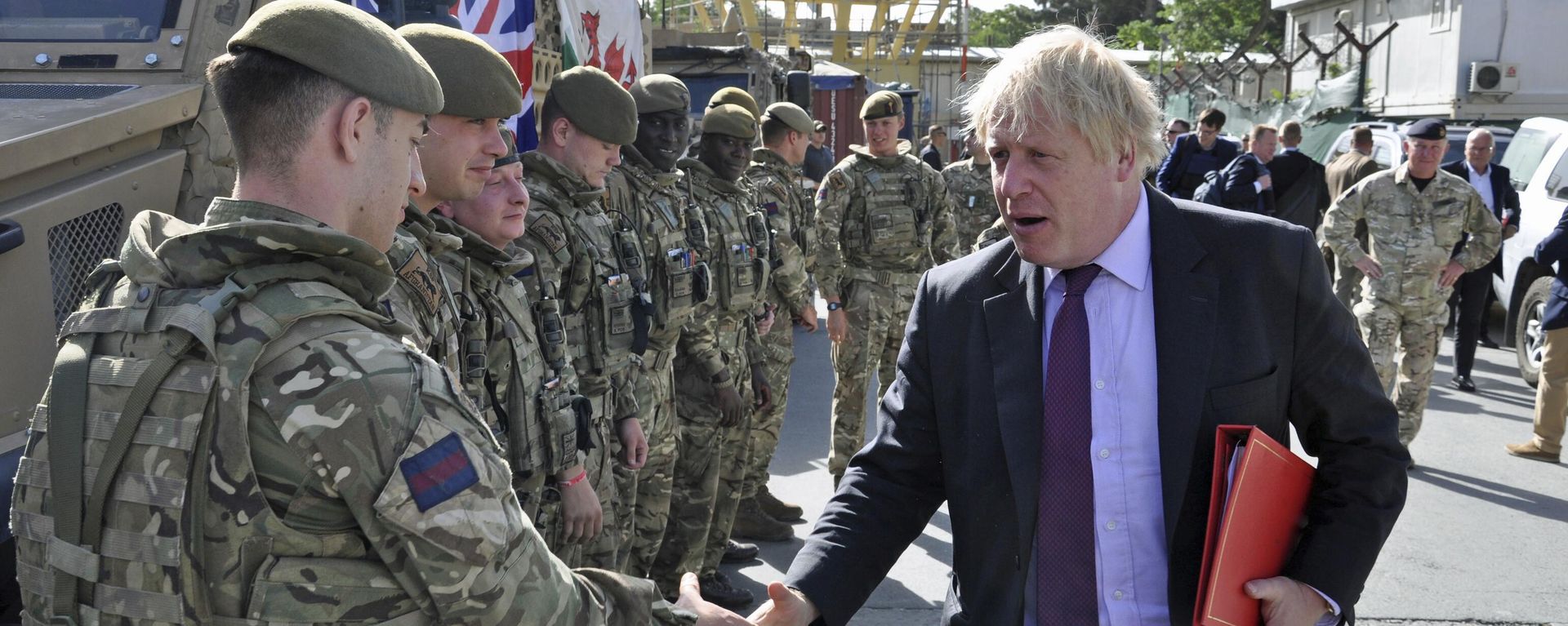 Boris Johnson, exprimer ministro británico, saluda a los militares británicos en Afganistán - Sputnik Mundo, 1920, 13.05.2025