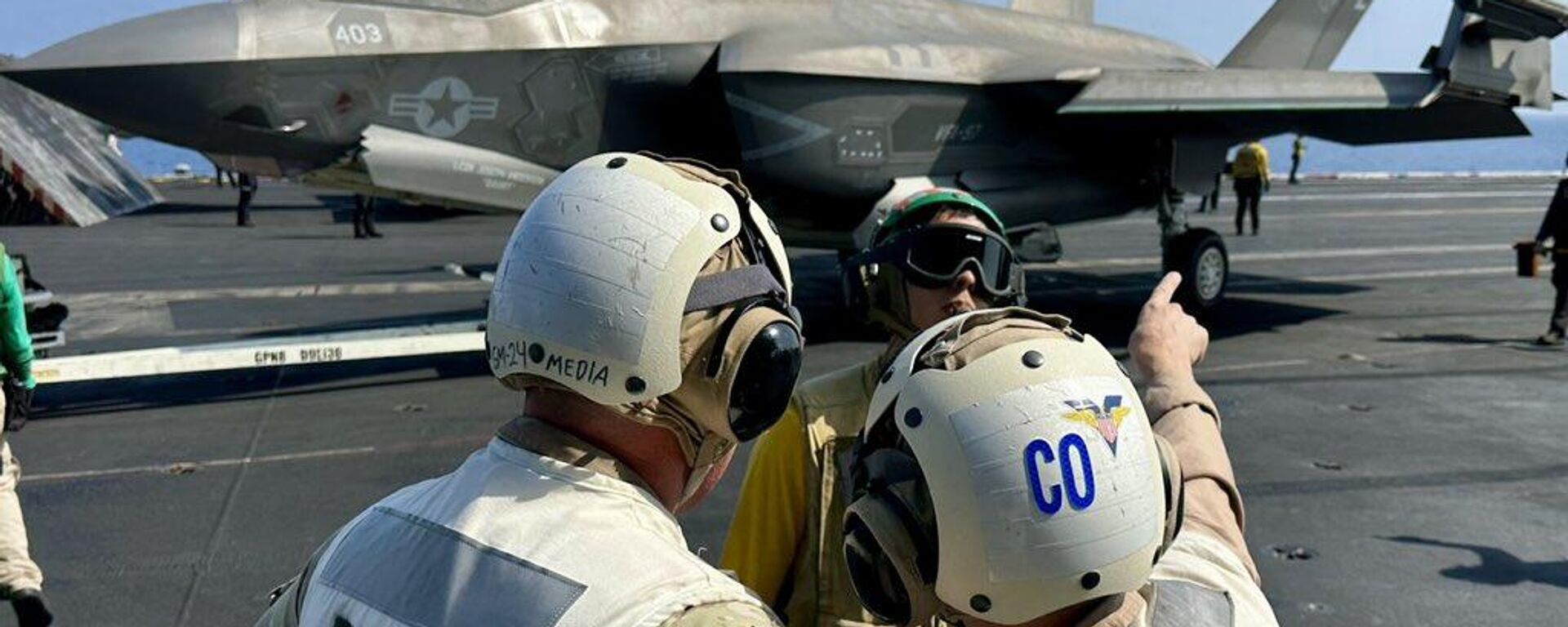 Un avión de combate de EEUU sobre el portaviones USS Carl Vinson, en el mar Rojo, durante una operación militar en contra de los hutíes de Yemen - Sputnik Mundo, 1920, 14.05.2025