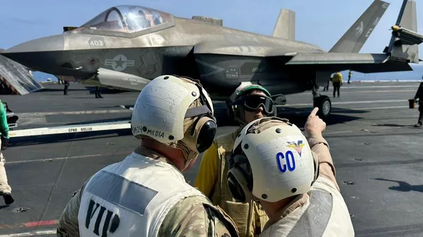 Un avión de combate de EEUU sobre el portaviones USS Carl Vinson, en el mar Rojo, durante una operación militar en contra de los hutíes de Yemen - Sputnik Mundo