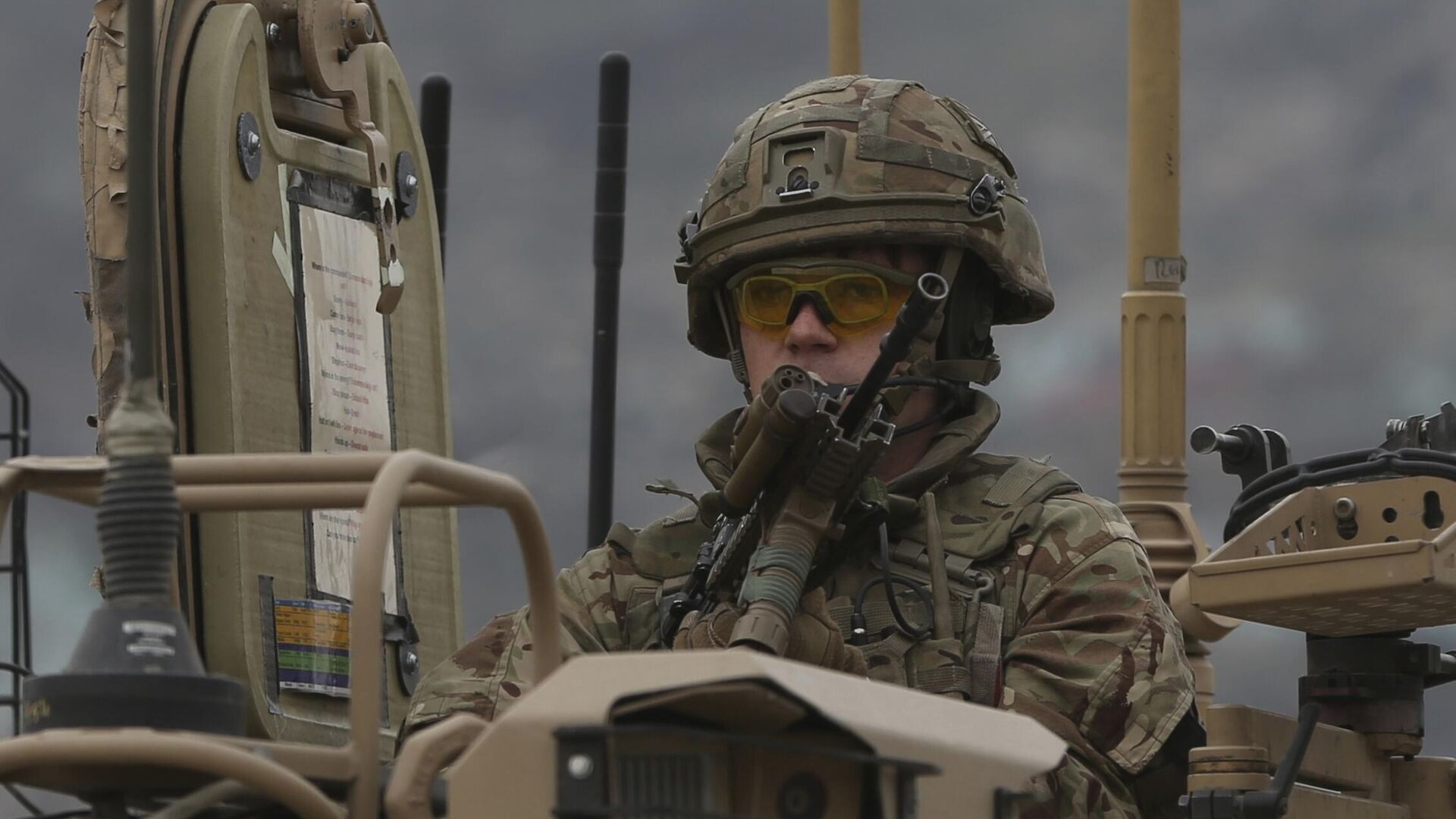 Un soldado británico de la Misión de Apoyo Decidido, liderada por la OTAN, llega al lugar de un ataque en Kabul, Afganistán, el miércoles 25 de marzo de 2020. (Imagen referencial) Un soldado británico de la Misión de Apoyo Decidido, liderada por la OTAN, llega al lugar de un ataque en Kabul, Afganistán, el miércoles 25 de marzo de 2020. (Imagen referencial) - Sputnik Mundo, 1920, 14.05.2025
